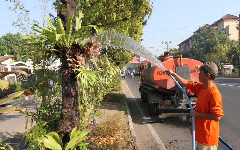 KEBIASAAN ANEH WARGA KOTA 