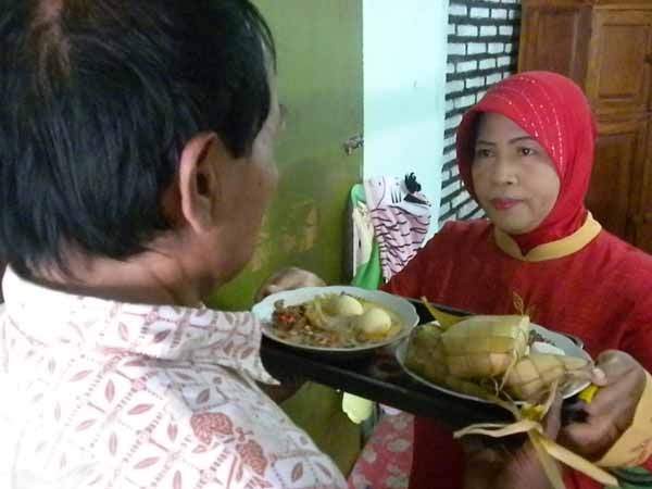 Sekelumit Tentang Tradisi "Hari Raya Ketupat"