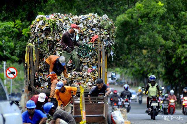 Tukang sampah luar negeri Vs Tukang sampah Indonesia