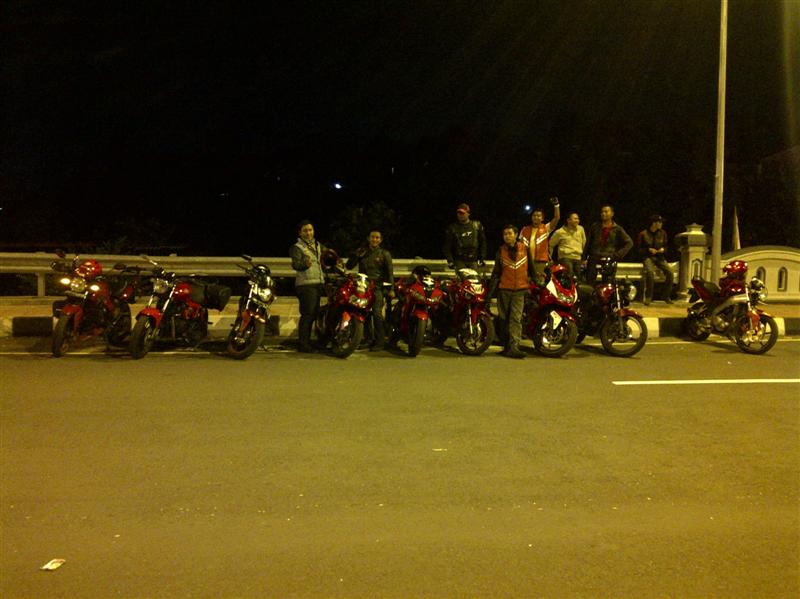 perjalanan-bikinbanggaindonesia-jembatan-menjadi-tempat-nongkrong-komunitas-motor