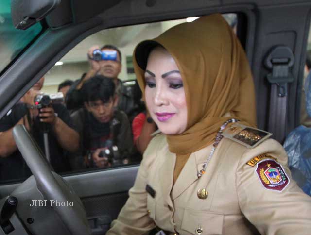 seusai-jadi-bupati-rina-iriani-kini-jadi-guru-sd