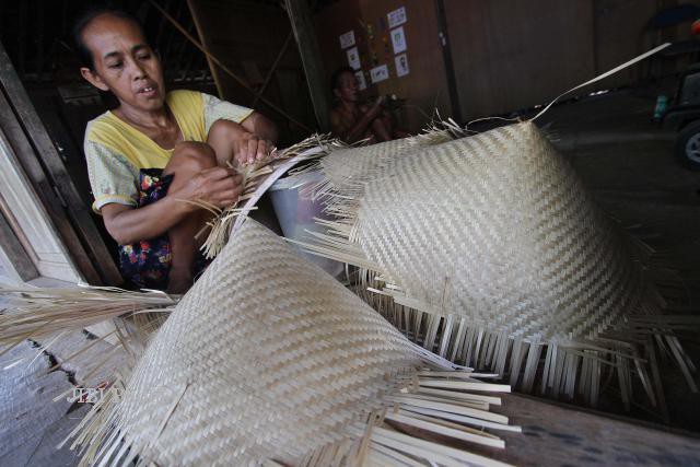 Panjanganya Proses Kerajinan Topi Caping di Ponorogo