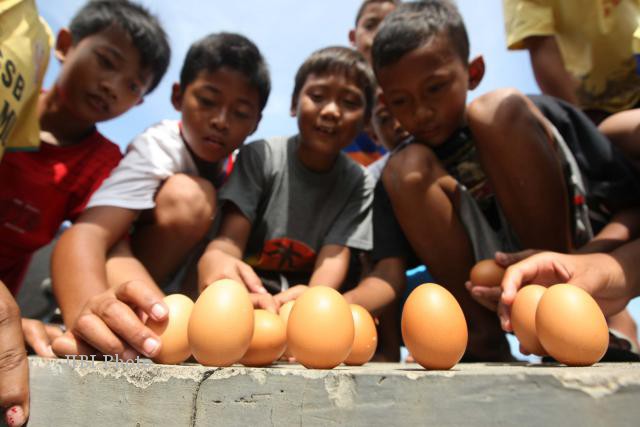 Fenomena telur berdiri yang terjadi tanggal 12 Juni 2013