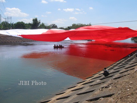 Bendera Raksasa Dikibarkan di Atas Sungai Bengawan Solo