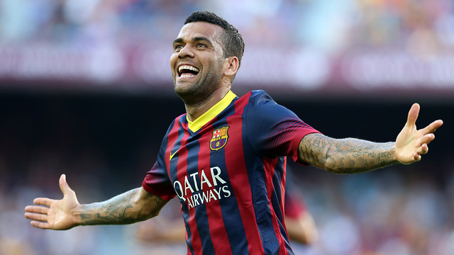 Dilempar Pisang Oleh Penonton, Dani Alves Cuek Makan.