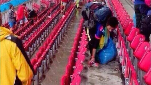 Potret fans jepang. Walaupun sebagai tamu, tetap menjaga kebersihan di negara lain.