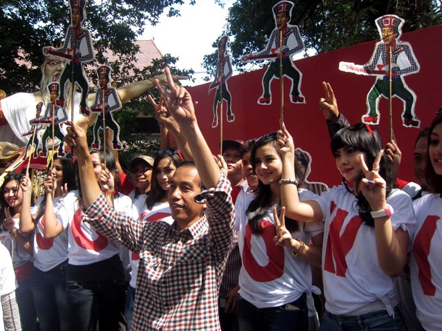 &#91;PIC&#93; SPG &amp; Cewek2 Cantik di Kampanye Pilpres. Apa beda Cewek pendukung PRB &amp; JKW?