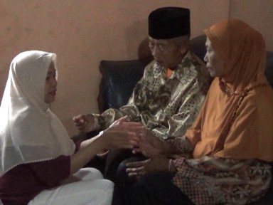 7 Momen Tak Terlupakan yang Bikin Ibumu Tersenyum Bahagia