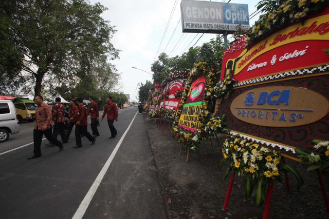 Karangan Bunga Padati Area Sekitar Pernikahan Gibran dan Selvi
