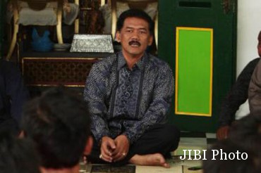 &#91;Jogja punya sultan baru&#93; Dua Trah Kukuhkan Adik Sultan Sebagai HB XI