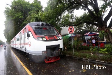 begini-suasana-saat-pohon-jl-slamet-riyadi-tumbang-railbus-lumpuh