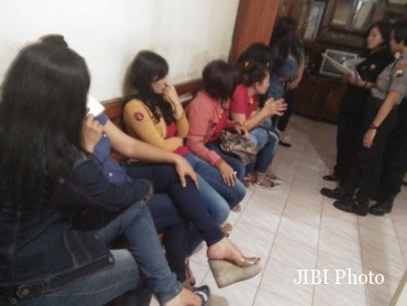 Berdandan Seksi, Belasan Pekerja Salon Ini Tak Bisa Memotong Rambut