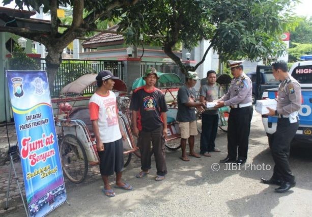 Polisi Trenggalek Bagi-Bagi Nasi Bungkus Setiap Jumat