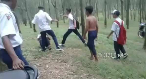 Viral Video Siswa SMP di Karanganyar Ini Dikeroyok Hanya Gara-Gara Ngegas Motor