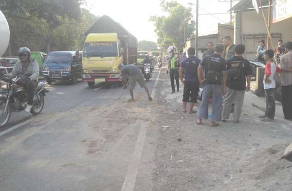 Sok-Sokan Pamer Skill Angkat Ban, Pemotor Ini Tewas Terligas Truk Roda 6 