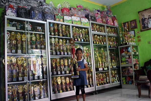 raih-700-an-piala-bocah-10-tahun-asal-sragen-jadi-guru-di-sekolahnya