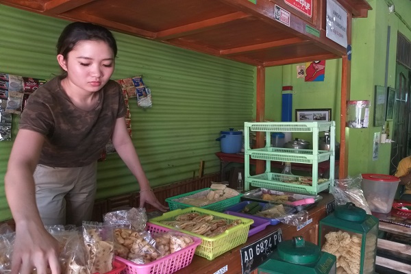Penjual Angkringan Cantik Ini Viral, Jadi Pengen Jajan Nasi Kucing