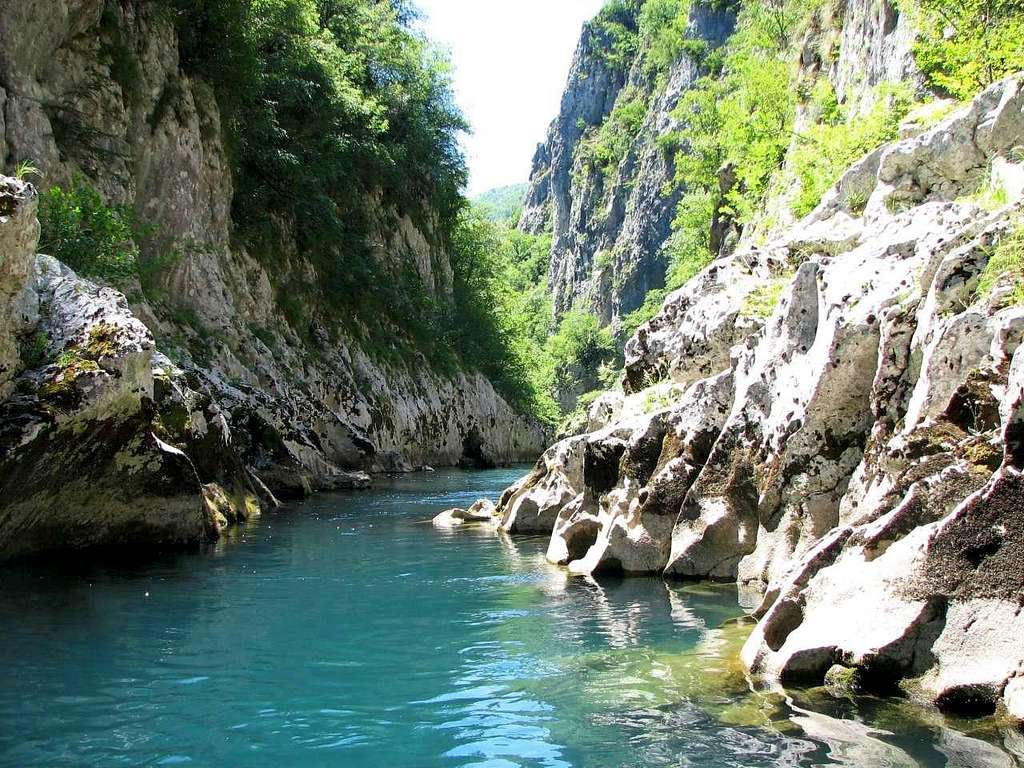 5 Sungai Unik di Dunia, Ada yang Warna-warni Gan!