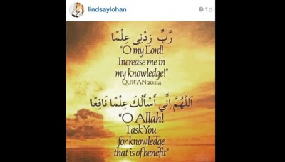 Foto Lindsay Lohan Bawa Quran Beredar, Masuk Islam?