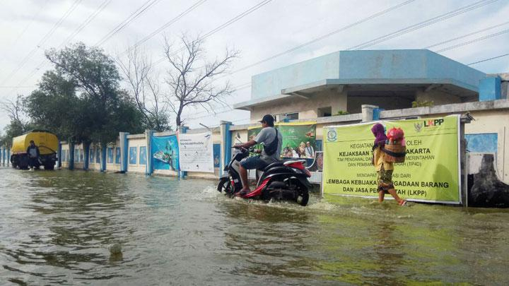 Banjir Rob, Sandiaga Uno: Bulan Purnama Banyak yang Jatuh Cinta
