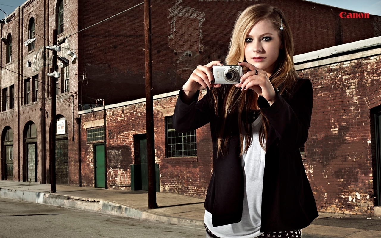 98299829-avril-lavigne-lover-aka-cross-bones-98299829---part-3