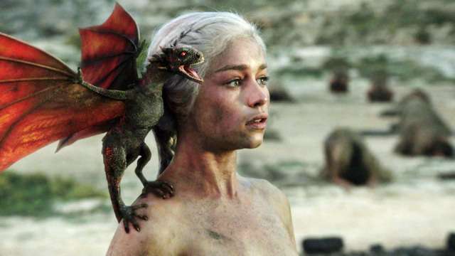 22 Fakta Seputar Emilia &quot;Daenerys&quot; Clarke (Esquire's Sexiest Women Alive, GoT masuk!)