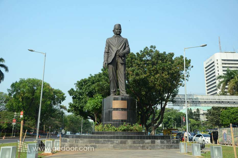 ada-yg-tau-patung-tokoh-nasional-di-depan-patung-kuda-bundaran-monas