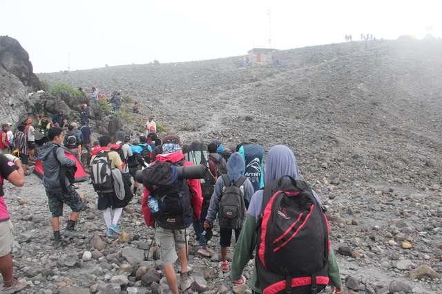 FOTO FOTO PENDAKIAN GUNUNG MERAPI