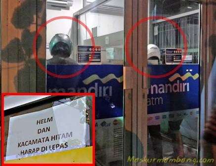 10 Potret Kebiasaan Orang Indonesia Menggunakan Helm Tidak Pada Tempatnya