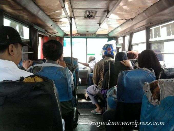 10 Potret Kebiasaan Orang Indonesia Menggunakan Helm Tidak Pada Tempatnya
