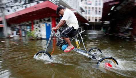 Kendaraan Modif Untuk Menghadapi Banjir Nih Gan