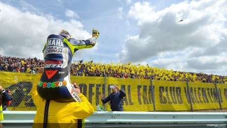 valentino rossi itu hebat, cuman (sebagian) fansnya aja rada goblok :hammer