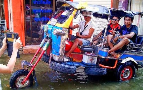 Kendaraan Modif Untuk Menghadapi Banjir Nih Gan