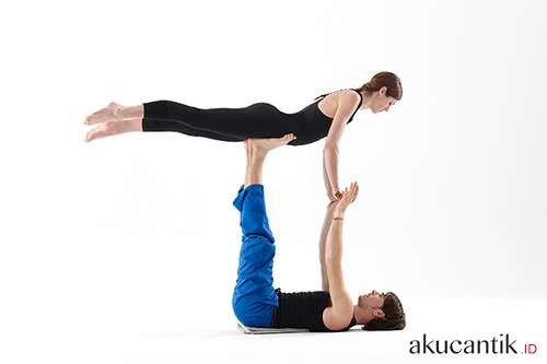 Mengenal Acroyoga