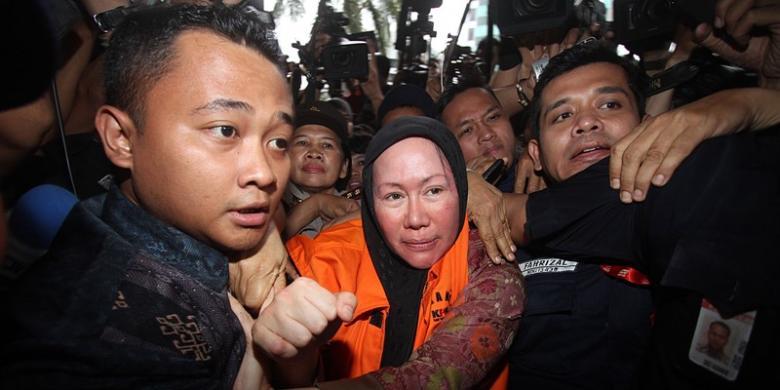 ( Foto Exclusive...!) Ratu Atut Pakai Baju Tahanan KPK dan Langsung Ditahan !