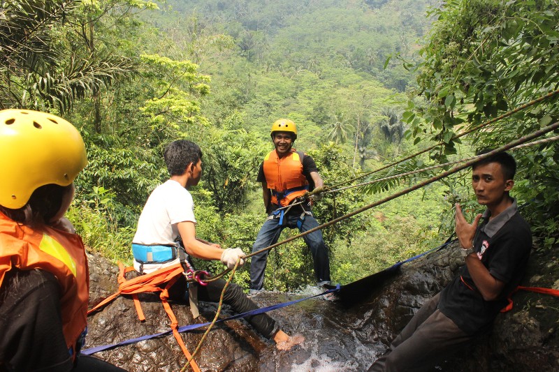 CANYONING! Cara Berbeda Menikmati Air Terjun