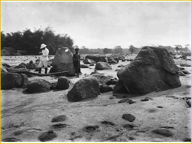 (Full Pic!) Koleksi Foto Letusan Kelud tahun 1901-1919, antara Keindahan dan Bencana.