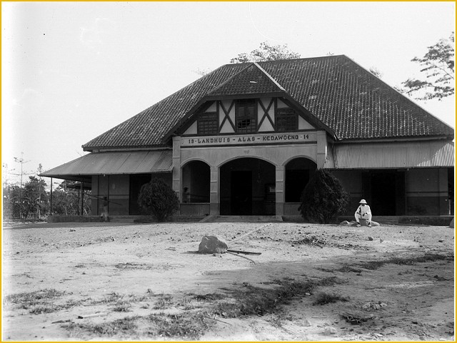 (Full Pic!) Koleksi Foto Letusan Kelud tahun 1901-1919, antara Keindahan dan Bencana.