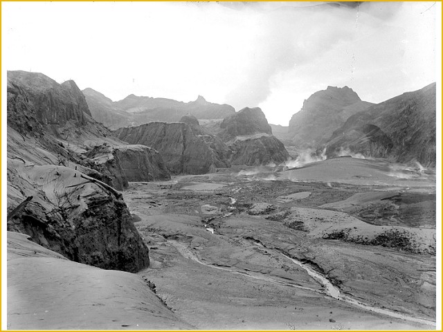 (Full Pic!) Koleksi Foto Letusan Kelud tahun 1901-1919, antara Keindahan dan Bencana.