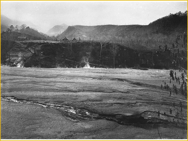 (Full Pic!) Koleksi Foto Letusan Kelud tahun 1901-1919, antara Keindahan dan Bencana.
