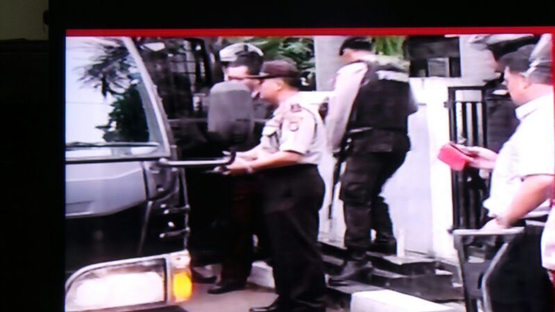 ( Foto Exclusive...!) Ratu Atut Pakai Baju Tahanan KPK dan Langsung Ditahan !