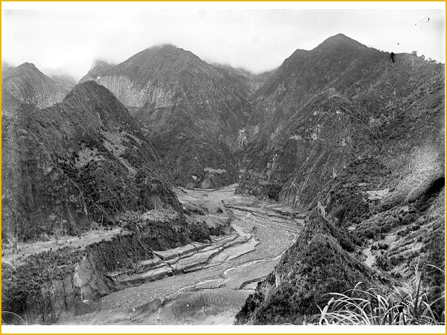 (Full Pic!) Koleksi Foto Letusan Kelud tahun 1901-1919, antara Keindahan dan Bencana.