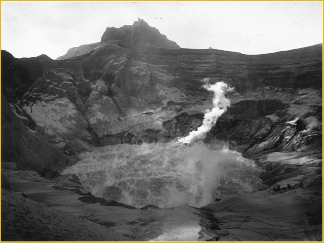 (Full Pic!) Koleksi Foto Letusan Kelud tahun 1901-1919, antara Keindahan dan Bencana.