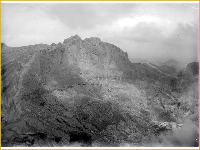 (Full Pic!) Koleksi Foto Letusan Kelud tahun 1901-1919, antara Keindahan dan Bencana.