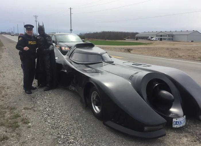 Batman Gadungan Distop Polisi, Bukannya Ditilang Malah Minta Foto