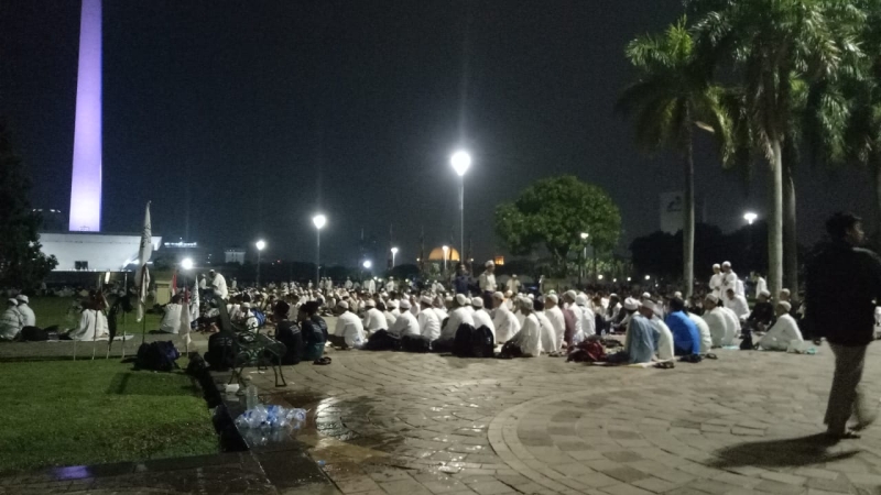 potret-salat-subuh-berjamaah-peserta-reuni-212-di-monas