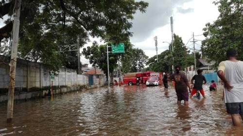 jakarta-hujan-banjir-rendam-permukiman-di-cengkareng