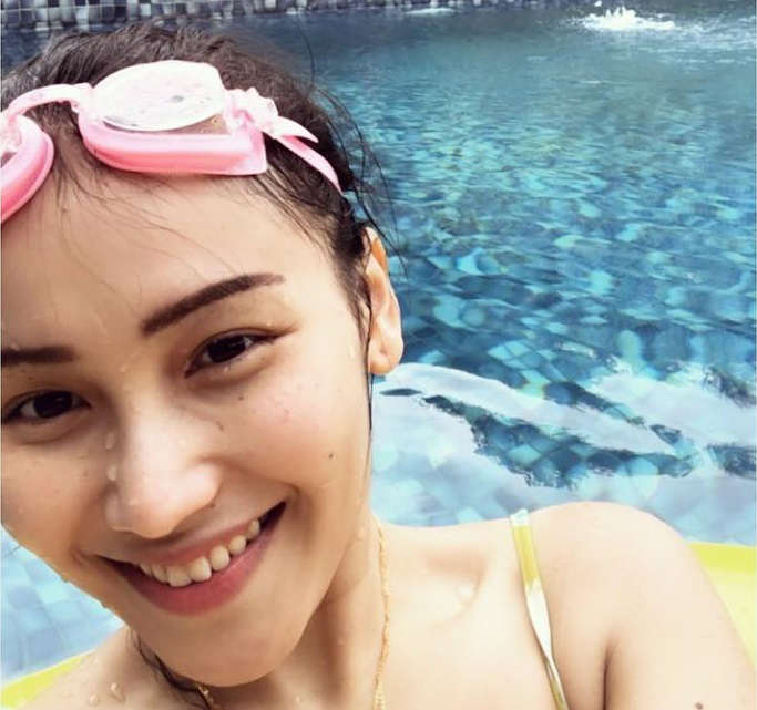 &#91;selingan&#93; Berendam di Kolam Renang, Ayu Ting Ting Jadi Sorotan 