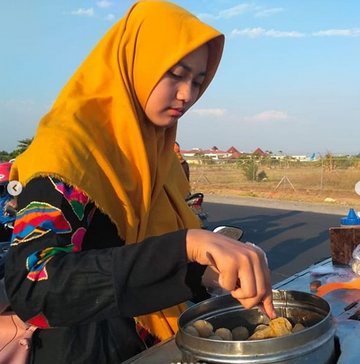 viral-ada-penjual-cilok-cantik-di-bandara-adi-soemarmo