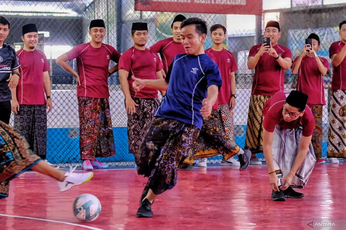 gibran-dan-gus-se-jawa-ikuti-futsal-sarungan-bareng-samsul-di-cirebon